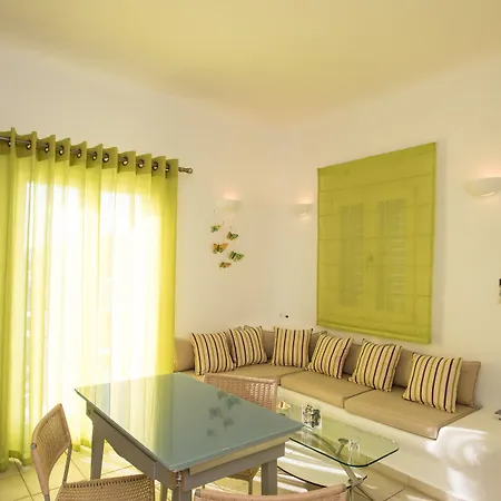 アパート ニレアス プラティス・ヤロス