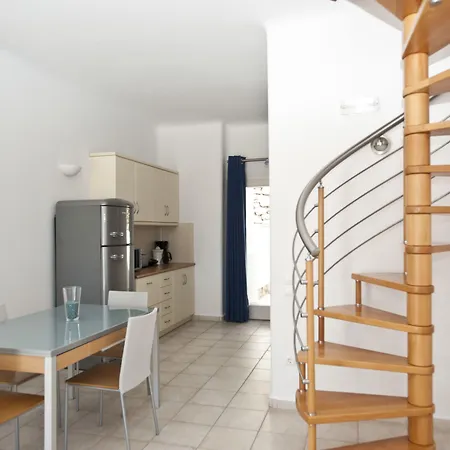 ニレアス プラティス・ヤロス