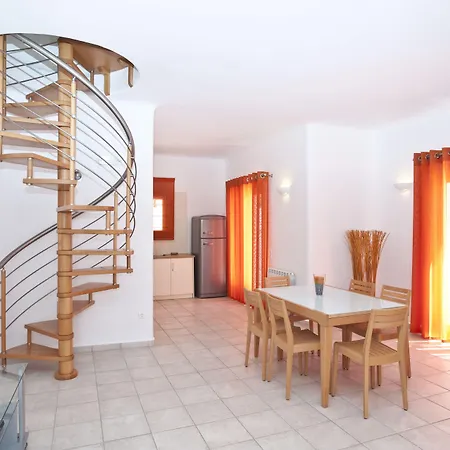 ニレアス * プラティス・ヤロス