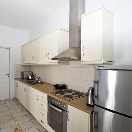 ニレアス アパート *